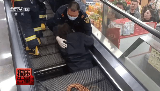 离谱！两人电梯维保，一人竟是“纸片人”