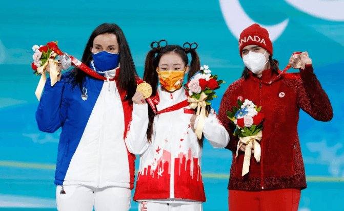 颁奖花束上多了朵小蓝花，灵感来自她