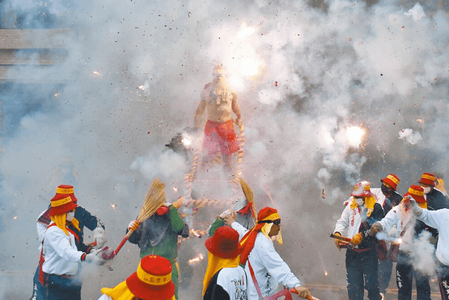 睽违两年 台东元宵节“炸寒单”活动火爆登场