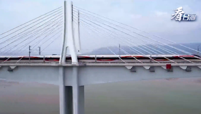 这条新开通的跨海高铁，好美！