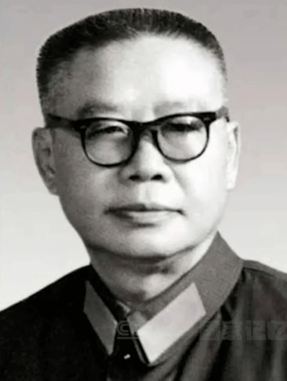 他中弹9发三度截肢，凭单腿走完万里长征！