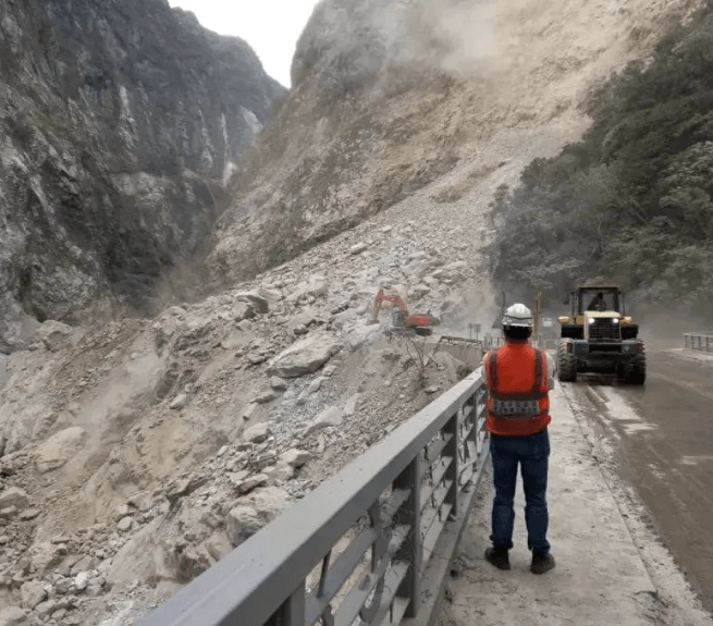 今天台湾花莲发生塌方，公路被阻断