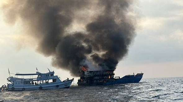 突发！泰国一游船起火