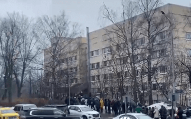 俄民众冒雨排队献血