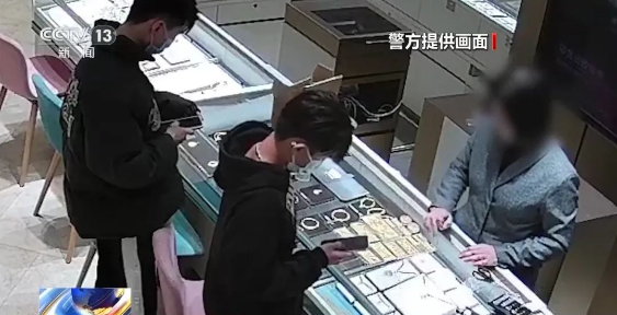 神秘男子豪掷百万购黄金？有诈！