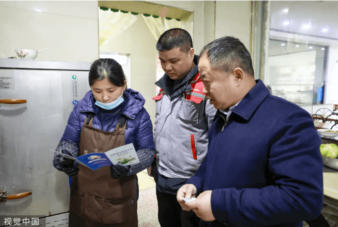 央视网评｜公共服务乱收费，损害的不只是公信力