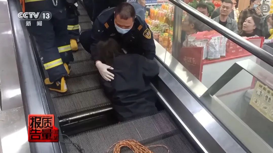 “两人”维保电梯，竟然有一个假人