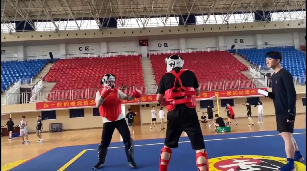 24岁女孩，抓获40多人！