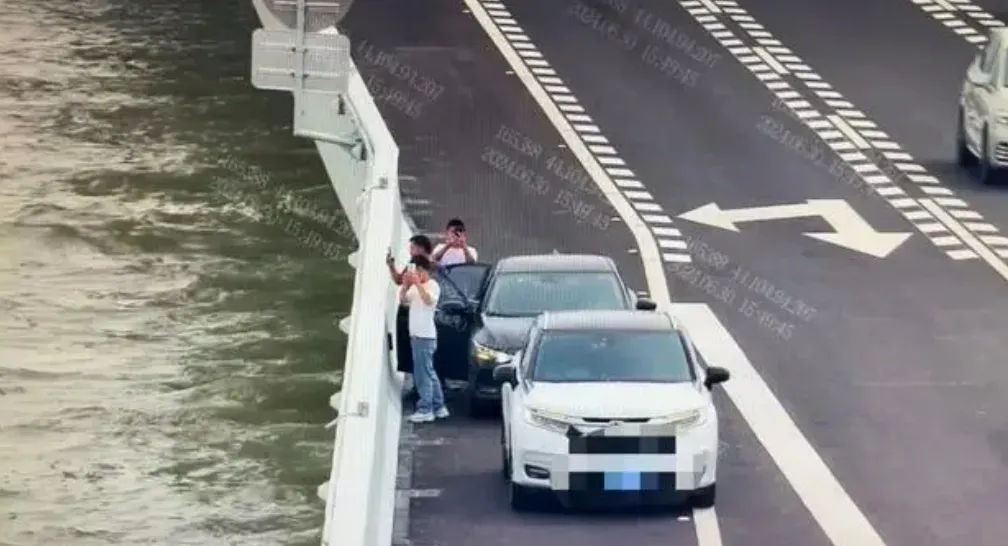深中通道上摆拍喝咖啡？交警紧急提醒→