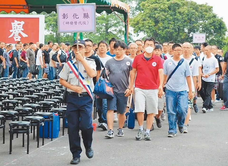 民进党这出“抓壮丁”的闹剧给谁看？