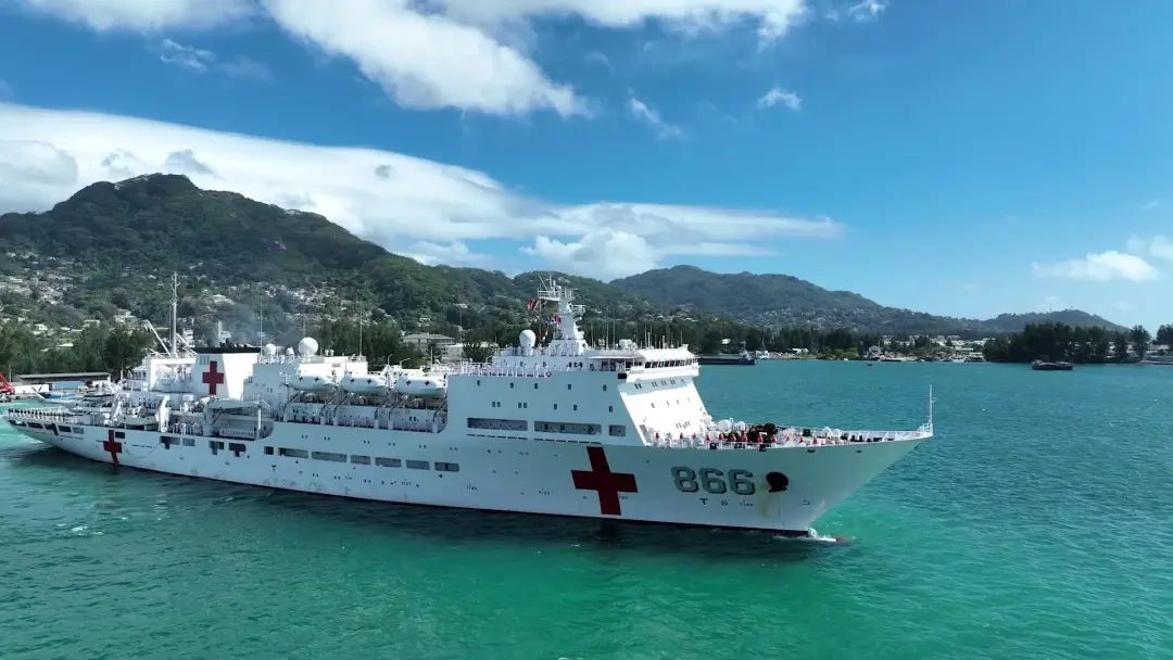 一家三口，举起国旗一路相送……