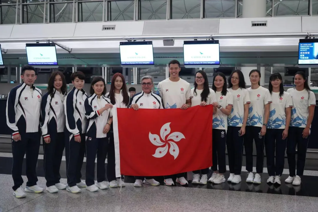 抵达巴黎！中国香港队旗手是他们