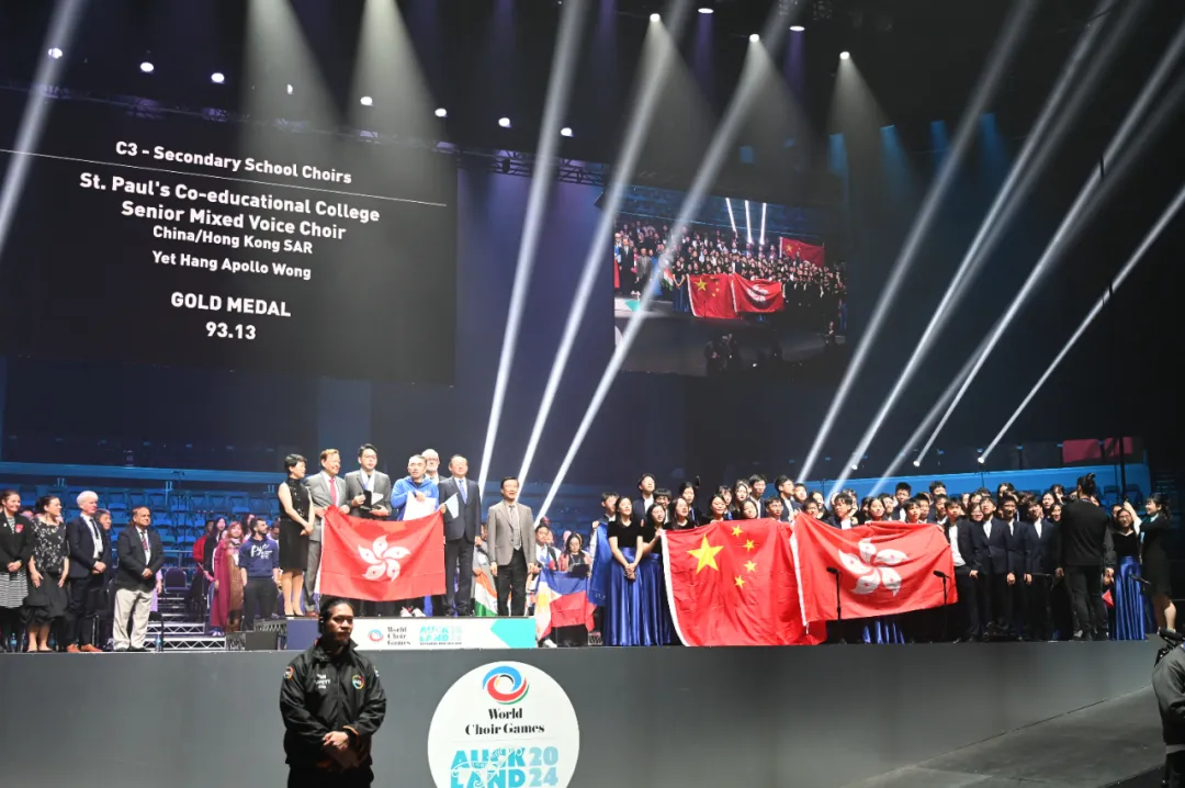 夺冠后，香港学生们高举国旗区旗，唱国歌！