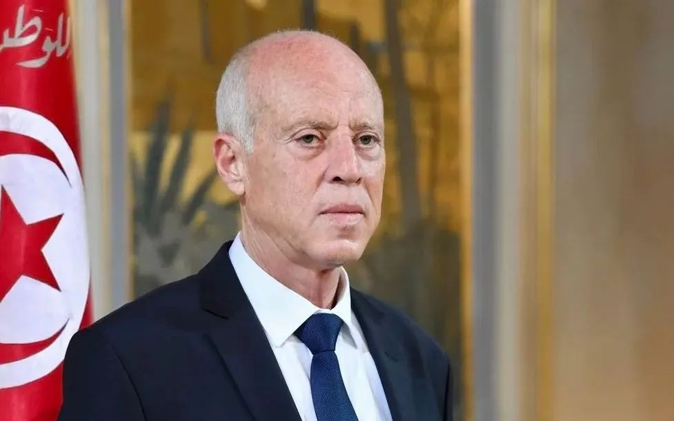 该国总统宣布：解除总理职务