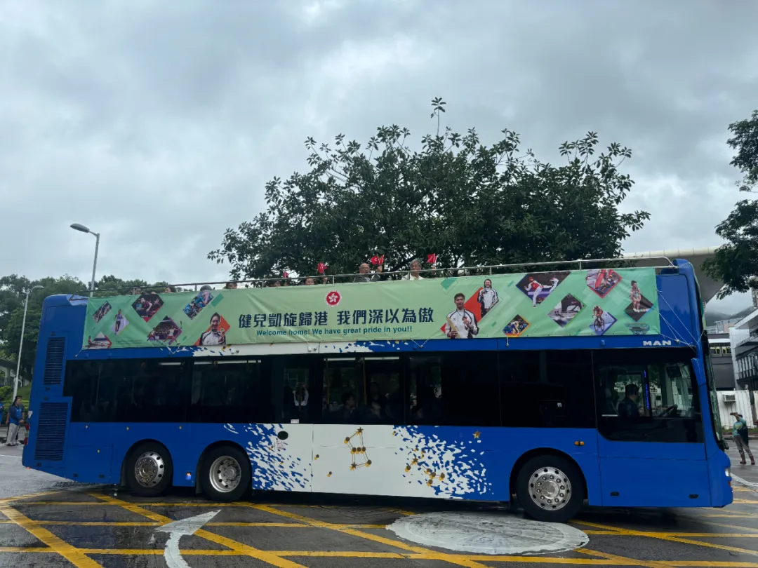 香港市民冒雨挤爆尖沙咀！