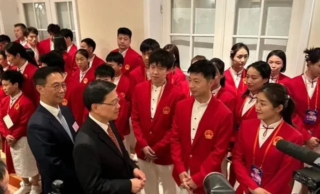 有趣一幕！马龙问李家超：您是直板还是横板？