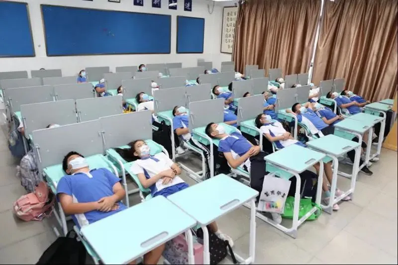 深圳学生“躺平式午休”冲上热搜，建议全国推广