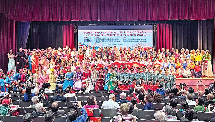 “我们身在海外，祝福祖国！期盼统一！”