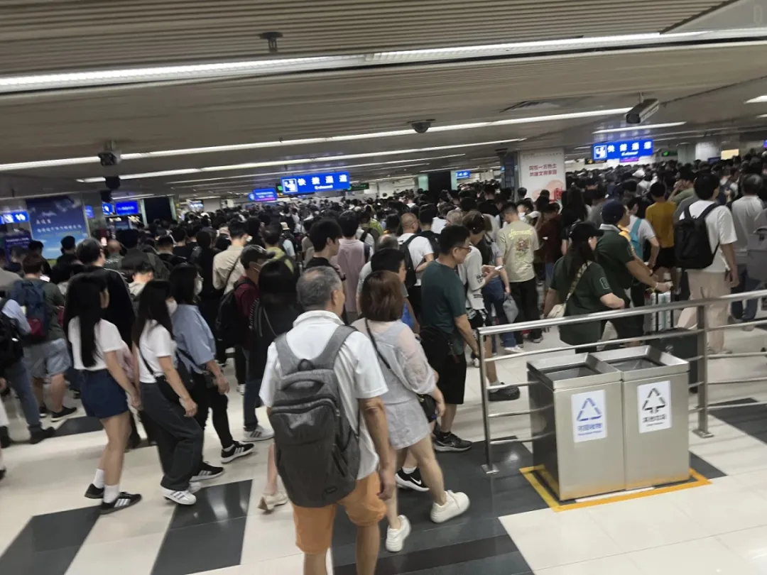 重阳节香港多个口岸迎人潮