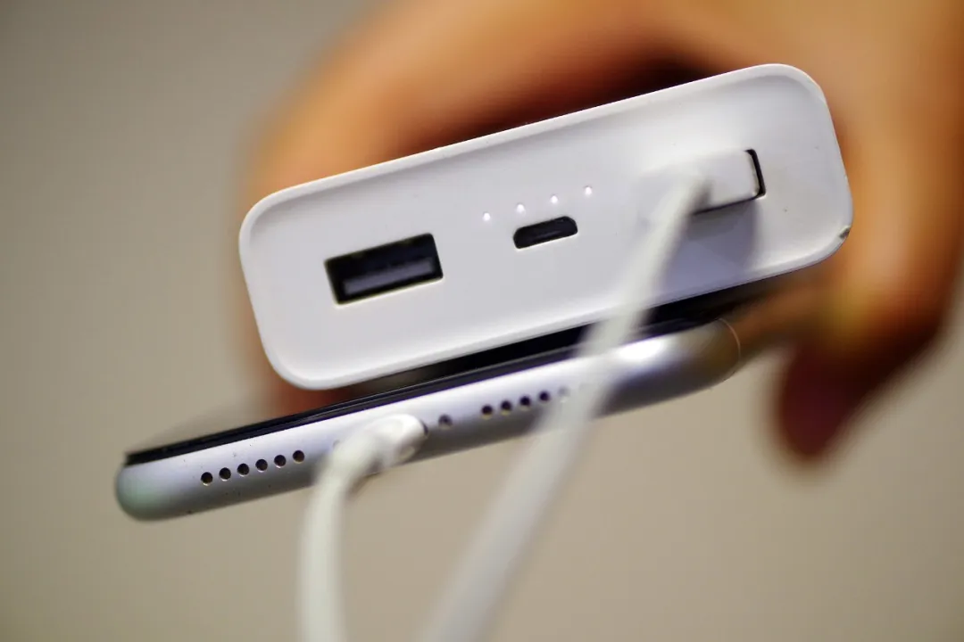 事发深圳地铁，一车厢内突现火光