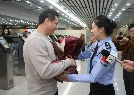 “免出示证件”通道在拱北口岸上线！