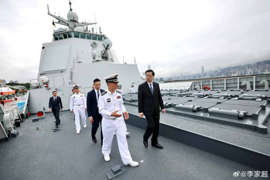 全香港都在“偶遇”海军军舰，好幸福！