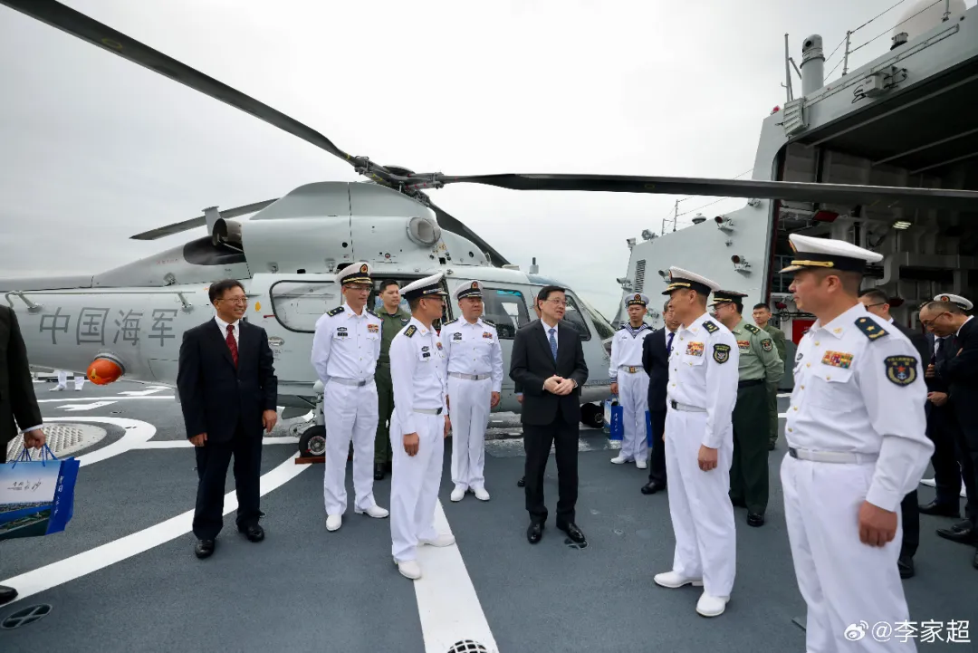 全香港都在“偶遇”海军军舰！