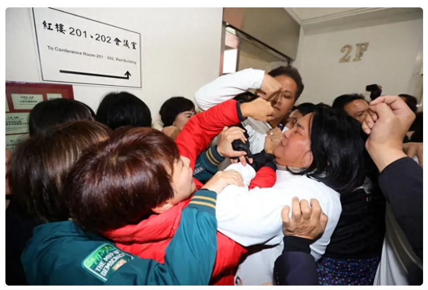 今天上午，台民意机构又打起来了