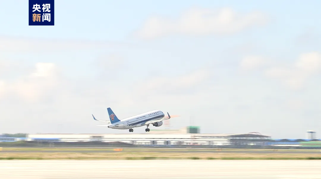 “冰雪辽宁舰”震撼“登陆”香港