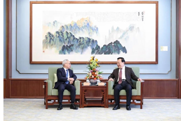 （中國兩會）夏寶龍會見岑浩輝