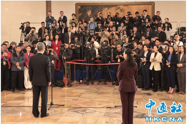 （中國兩會）“代表通道”採訪回應展現中國科技力量