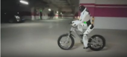 內地機器人新突破：騎車穿針、識別人類情感