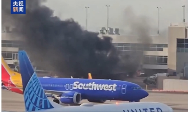 一架波音客機在美國丹佛機場起火
