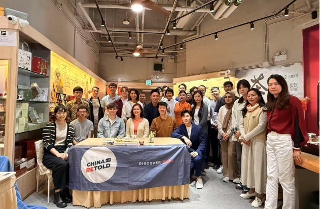 外籍人士在香港沉浸式體驗傳統茶藝