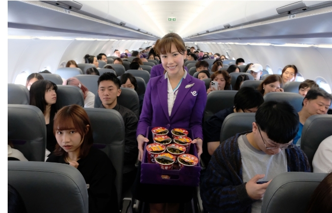 香港快運航空聯乘譚仔三哥米線 在機上首推麻辣湯味杯麵