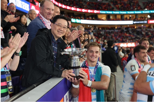 香港特首李家超赴啟德體育園 感受香港七欖狂熱