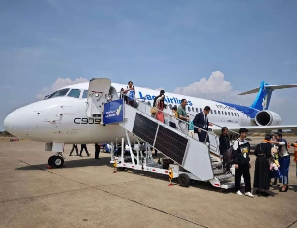 中國國產C909飛機完成老撾首航