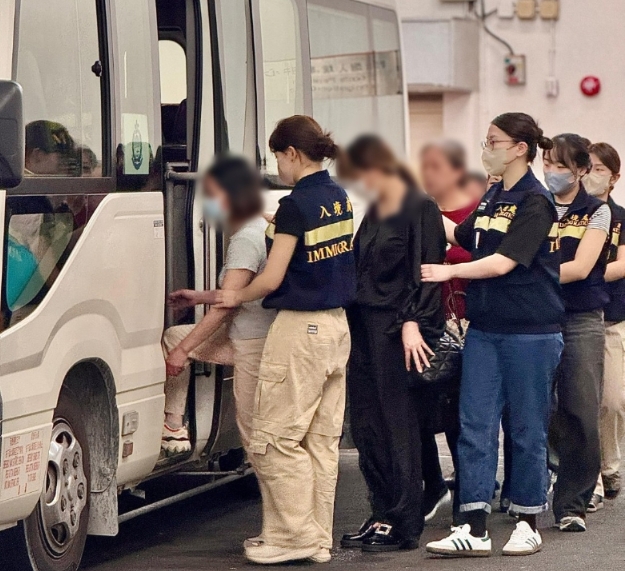 26名越南籍非法入境者被香港入境處遣返越南