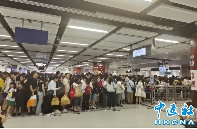 深港兩地假期重叠　南下北上人潮擠爆關口