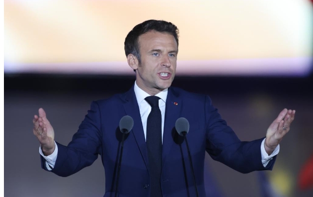 觀察：馬克龍出訪疑遭妻“打臉”視頻瘋傳 反映法國內政外交困局