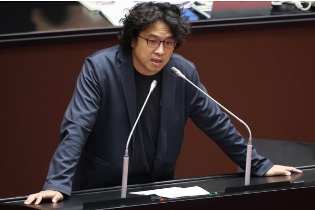 綠營傾巢力保沈伯洋 台網友：果然“反中”是工作，“親中”是生活