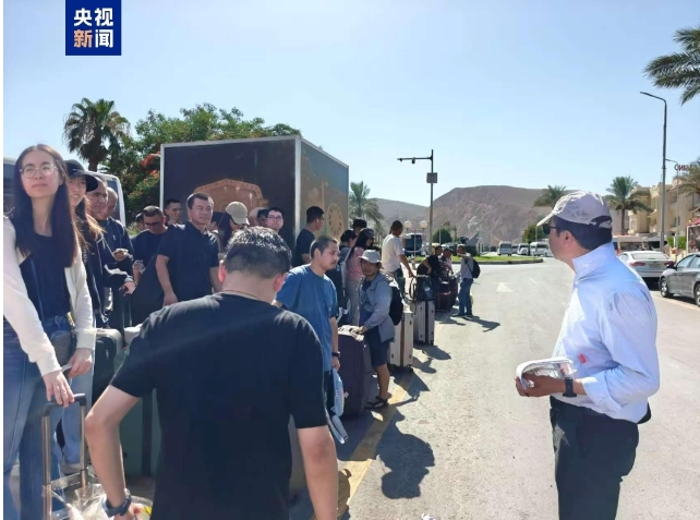 第四批在以中國公民從塔巴口岸進入埃及