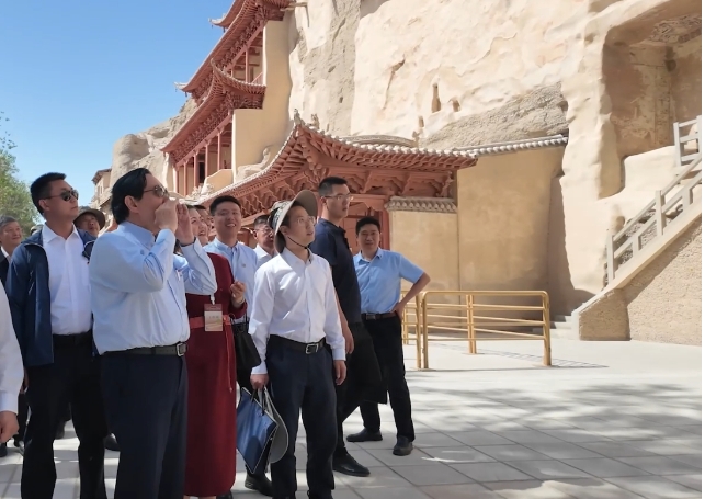 （馬英九四訪大陸）馬英九一行參觀莫高窟 台生感歎“拿到通往過去的鑰匙”
