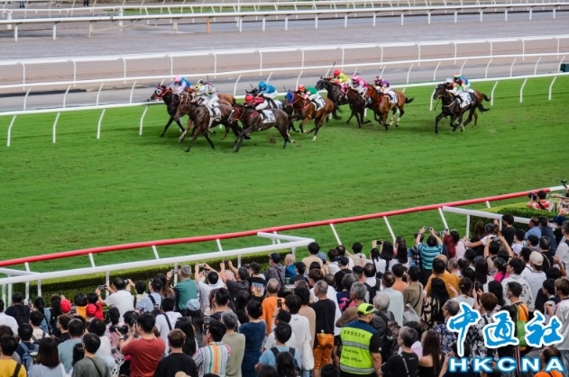 香港賽馬慶回歸 市民旅客萬人樂