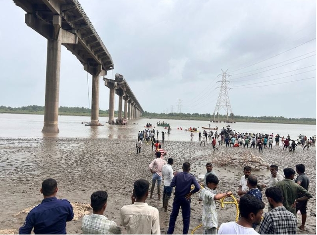 印度一幹道橋樑垮塌 多車墜河10死6傷