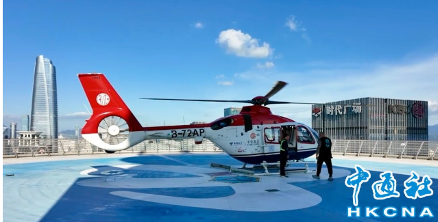 台網紅“館長”深圳搭地鐵乘直升機 再讚無人機科技