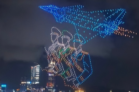 1200架無人機維港上空繪抗戰歷史畫卷