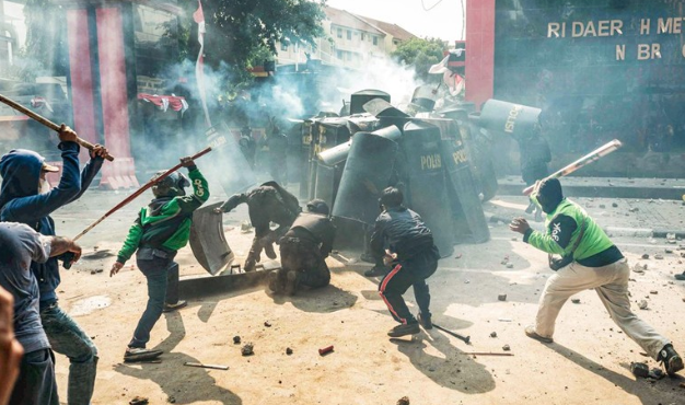 印尼示威升級成暴力事件，警局和政府建築遭縱火