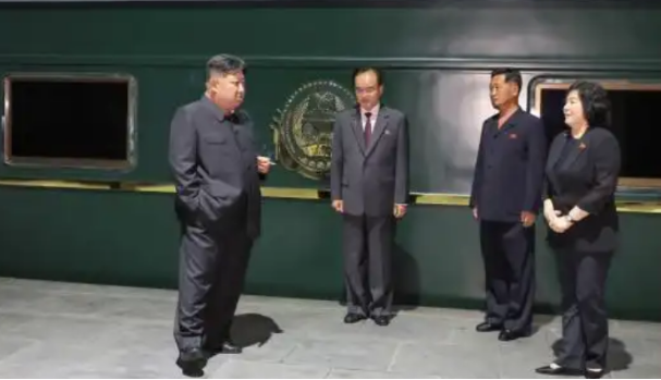 （九三閱兵）金正恩與韓國國會議長禹元植握手