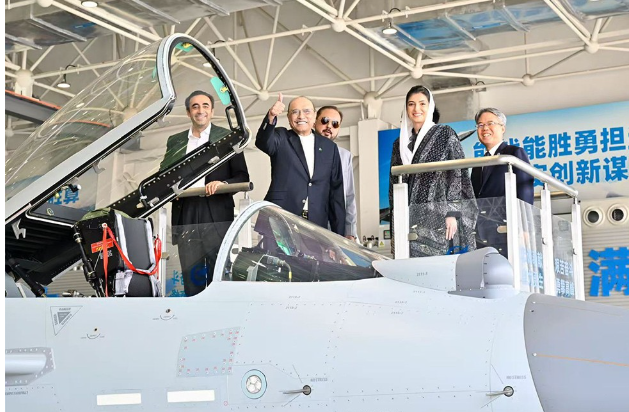 巴基斯坦總統參觀成飛 豎大拇指與殲-10合影